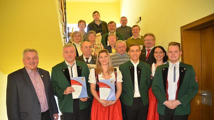 Ehrungen beim Musikverein Pressig für langjährige Mitgliedschaft und langjähriges ehrenamtliches Engagement als aktive Musiker. Mit im Bild von rechts Dirigent Dominik Richter, Tanja Kopp (Erste Vorsitzende), Bürgermeister Hans Pietz sowie links Wolfgang Müller (Kreisvorsitzender des NBMB). Foto: K.- H. Hofmann