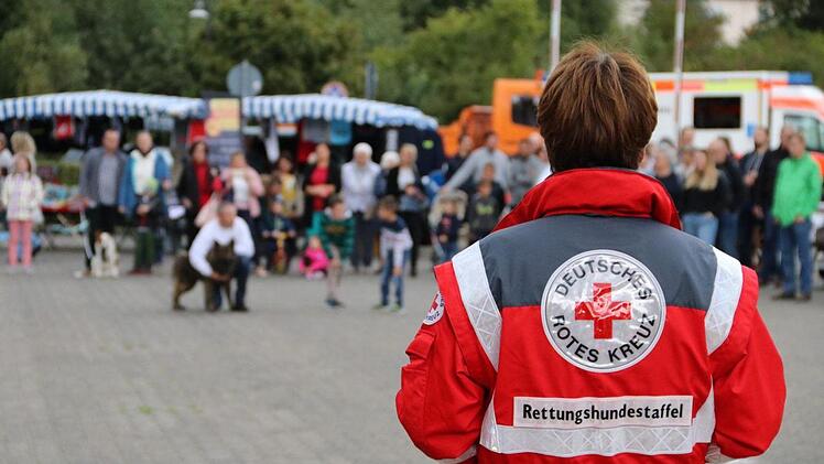 Routiniert zeigten die Hundef&uuml;hrer die perfekte Zusammenarbeit zwischen Mensch und Tier bei verschiedenen &Uuml;bungen auf. Foto: Kevin M&uuml;ller