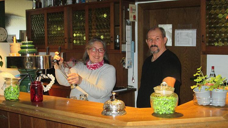 Konstantina Theocharopoulos und Konstantinos Manolis sind die neuen Pächter der Sportgaststätte in Elfershausen, die jetzt "El Greco" heißt.  Foto: Winfried Ehling