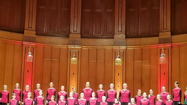Ihre Stimmen sind ein Wert: Diese Kinder und Jugendlichen standen beim FSB-Jubiläumskonzert in Bad Kissingen auf der Bühne. Foto: Christine Wacker