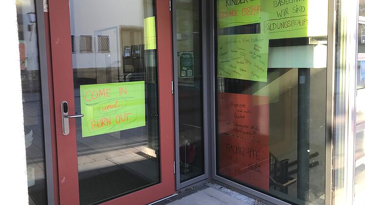 Erlangen: Aushänge an Kindergarten offenbaren aktuelle Lage - "Come in and burn out"