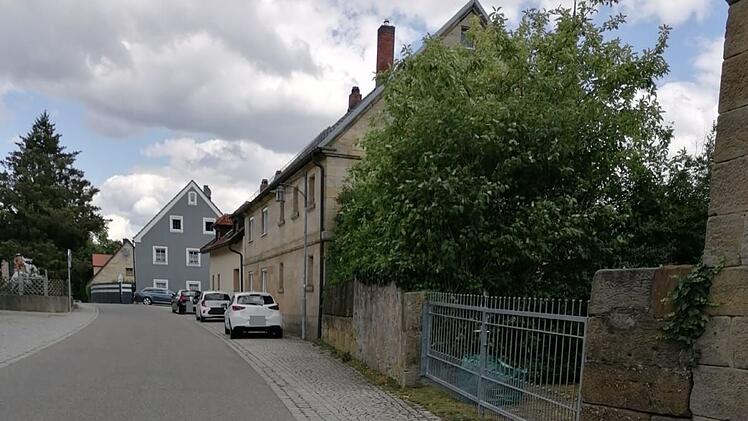 Eckersdorf schafft Parkplätze ab: Anwohner sauer - "sinnlose Schikane"