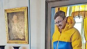 Walter Bruno Brix und Constantijn Johannes Leliveld betrachten einen Teppich im Graf-Luxburg-Museum.
