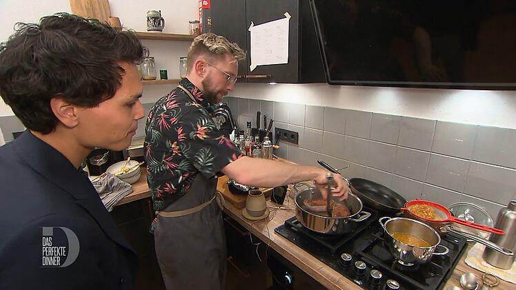 Beim Braten der Ente schaut Lars Basti über die Schulter.