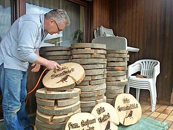 Nur noch elf Tage bis zum Heimatfest Rottershausen vom 7. bis 10. Juni. Der Countdown läuft wie bei 2. Festausschussvorsitzenden Dieter Werner, der - wie auf unserem Foto - Baumscheiben den Schriftzug der Dorf- beziehungsweise Familiennamen sowie dem Ortssymbol "Spirk" mit einem Brenner nachschwärzt.  Fotos: Stefan Geiger