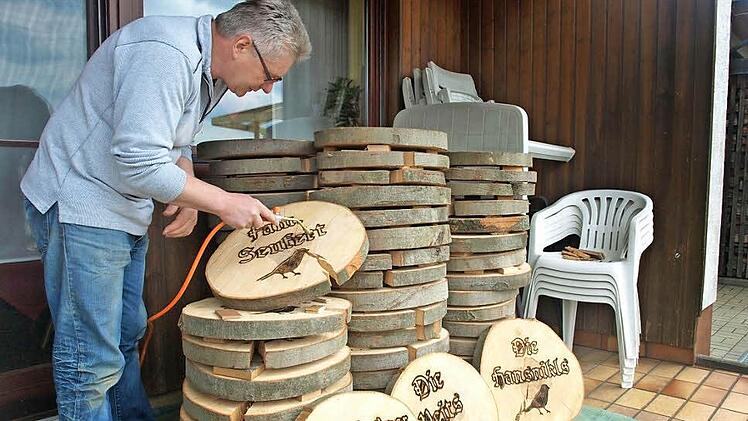 Nur noch elf Tage bis zum Heimatfest Rottershausen vom 7. bis 10. Juni. Der Countdown läuft wie bei 2. Festausschussvorsitzenden Dieter Werner, der - wie auf unserem Foto - Baumscheiben den Schriftzug der Dorf- beziehungsweise Familiennamen sowie dem Ortssymbol "Spirk" mit einem Brenner nachschwärzt.  Fotos: Stefan Geiger