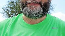 Diesmal in Grün, denn Grün ist die Hoffnung: Mit seinem Motto. "Ich schaff's" macht sich Dietmar Hofmann selbst Mut für seinen Marsch.