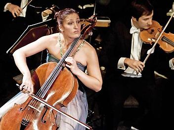 Janina Ruh beeindruckte als Solistin in Sergej Prokofjews "Sinfonischem Konzert" für Violoncello und Orchester. Foto: Jochen Berger