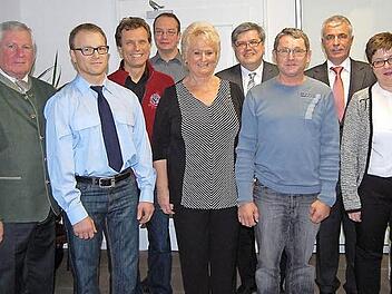 Lob und Anerkennung erfuhren die Blutspender bei der Jahresschlusssitzung (von links): Dritter Bürgermeister Erwin Grünbeck, Jochen Mantel, Uwe Christian, Dieter Fleischmann, Elke Niewiadomski, Thomas Petrak, Harald Martin, Bürgermeister Gregor Friedlein-Zech, Zweiter Bürgermeisterin Petra Niechziol