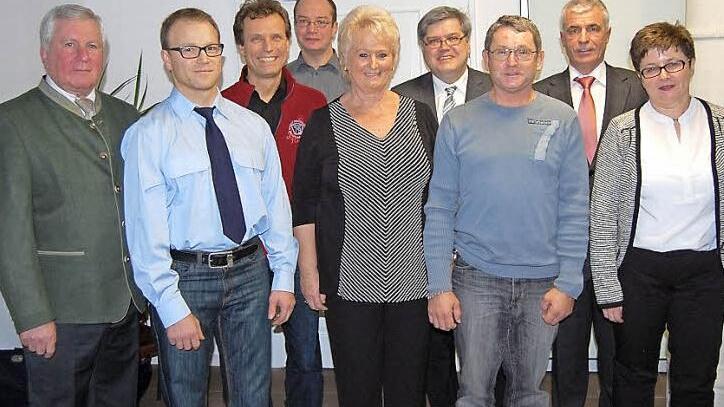 Lob und Anerkennung erfuhren die Blutspender bei der Jahresschlusssitzung (von links): Dritter Bürgermeister Erwin Grünbeck, Jochen Mantel, Uwe Christian, Dieter Fleischmann, Elke Niewiadomski, Thomas Petrak, Harald Martin, Bürgermeister Gregor Friedlein-Zech, Zweiter Bürgermeisterin Petra Niechziol