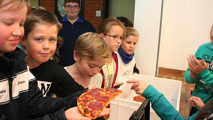 An der Verkaufstheke der "Schülerfirma” finden die Köstlichkeiten reißenden Absatz .