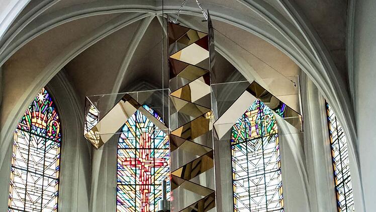 "Die goldene Himmelsleiter" von Ludger Linse schwebt im Chorraum der Coburger Heilig-Kreuz-Kirche. Foto: Jochen Berger