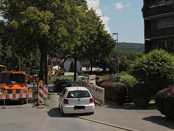 Seit Montag gibt es eine Behelfsdurchfahrt beim Hochhaus an der Pörbitscher Brücke. Die Zufahrt wird per Ampel geregelt, es der Verkehr fließt nur einspurig. Foto: Jürgen Gärtner