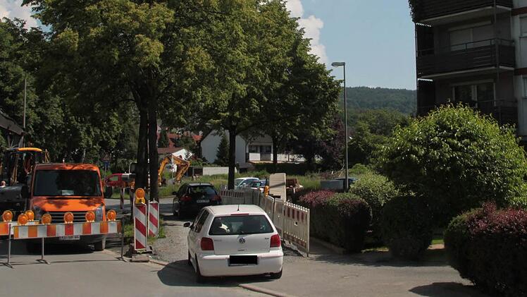 Seit Montag gibt es eine Behelfsdurchfahrt beim Hochhaus an der Pörbitscher Brücke. Die Zufahrt wird per Ampel geregelt, es der Verkehr fließt nur einspurig. Foto: Jürgen Gärtner