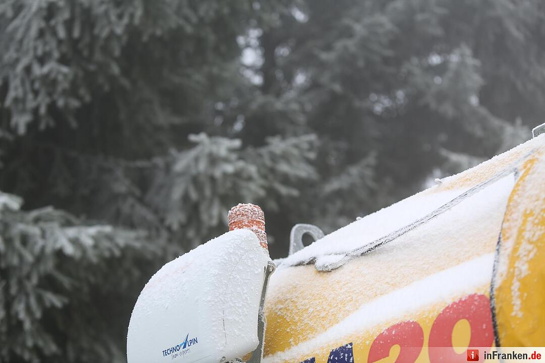 Erster Neuschnee am Ochsenkopf – Landschaft weiß überzuckert