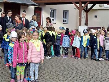 90 Erstklässler trugen stolz ihre neuen Sicherheitstrapeze, die bei der Gemeinschaftsaktion "Sicher zur Schule - sicher nach Hause" übergeben wurden.