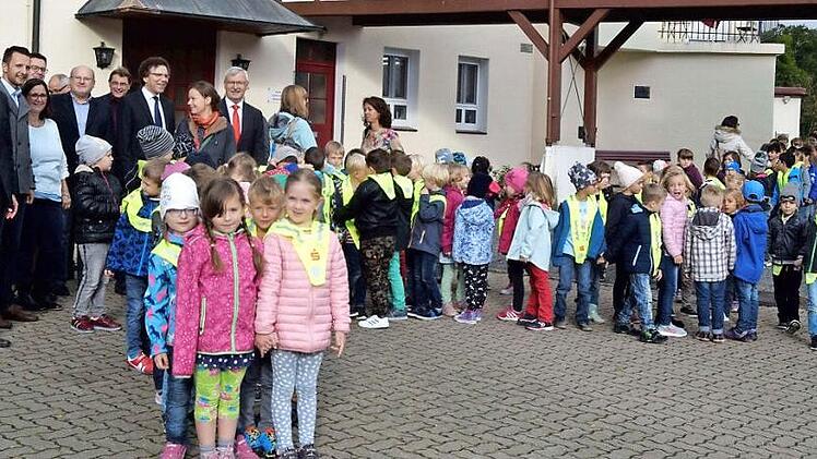90 Erstklässler trugen stolz ihre neuen Sicherheitstrapeze, die bei der Gemeinschaftsaktion "Sicher zur Schule - sicher nach Hause" übergeben wurden.