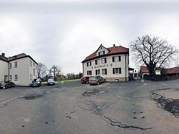 Größter Brocken im Rannunger Vermögenshaushalt wird die Sanierung des Schulhofs. Eine halbe Million Euro sind schon für dieses Jahr eingeplant, weitere 725.000 Euro im kommenden Jahr. Dazu kommen 110.000 Euro Planungskosten. Unser Panoramafoto zeigt links das Schulhaus sowie rechts das  Rathaus.    Foto:  Dieter Britz