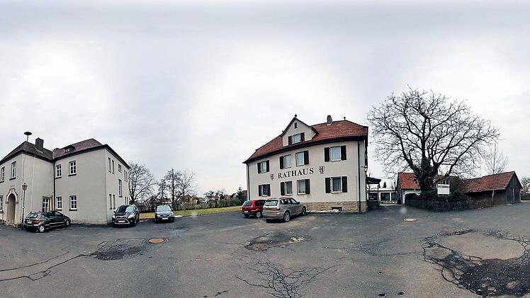 Größter Brocken im Rannunger Vermögenshaushalt wird die Sanierung des Schulhofs. Eine halbe Million Euro sind schon für dieses Jahr eingeplant, weitere 725.000 Euro im kommenden Jahr. Dazu kommen 110.000 Euro Planungskosten. Unser Panoramafoto zeigt links das Schulhaus sowie rechts das  Rathaus.    Foto:  Dieter Britz