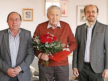 Wolfgang Eckert (Mitte) wurde für 65 Jahre Treue zur SPD durch Vorsitzenden Karl-Heinz Schmitt (links) und SPD-Kreisvorsitzenden Ralf Pohl geehrt.  Foto: K.-H. Hofmann