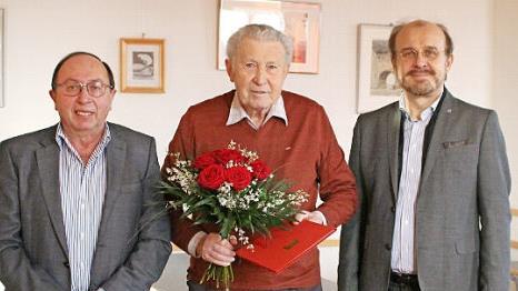 Wolfgang Eckert (Mitte) wurde für 65 Jahre Treue zur SPD durch Vorsitzenden Karl-Heinz Schmitt (links) und SPD-Kreisvorsitzenden Ralf Pohl geehrt.  Foto: K.-H. Hofmann