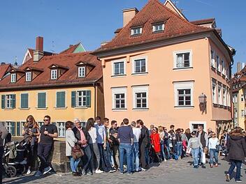 Die Rathausschänke der Oberen Brücke hat bereits viele Sonnenanbeter zu einem Stehbier inspiriert. Foto: Kaiserdom