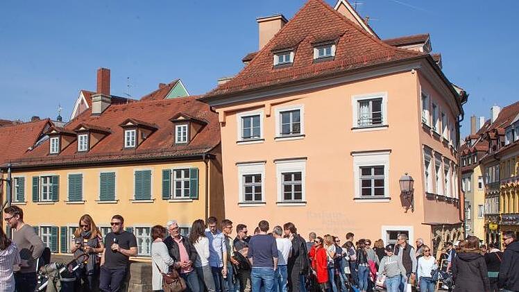 Die Rathausschänke der Oberen Brücke hat bereits viele Sonnenanbeter zu einem Stehbier inspiriert. Foto: Kaiserdom