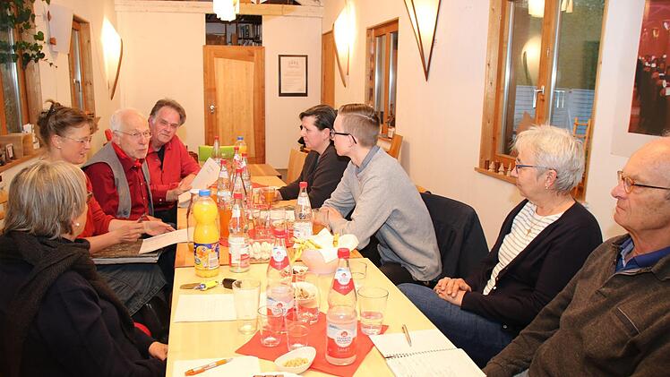 Letzte Absprachen beim Vorbereitungstreffen (von   links) Annette Gebhard, Franziska und Klaus Bartels, Robert und Uschi Prawitz, Marius Michel sowie Gudrun und Rainer Franke. Katrin Geyer