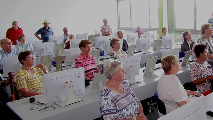 Die Senioren an ungewohnten Arbeitsplätzen im Computerraum der Wallburg-Realschule. Foto: Günther Geiling