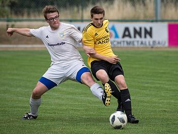 Steinbachs Siegtorsch&uuml;tze Julian Wiegand (wei&szlig;es Trikot) stellt gegen Niklas Renk vom SV Steinwiesen den K&ouml;rper rein und holt sich den Ball.  Foto: Heinrich Wei&szlig;