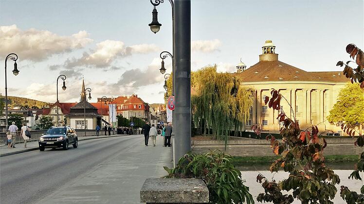 : Blickt man vom Referenzpunkt am Brückenkopf über die Ludwigsbrücke erkennt man noch heute die historische Grenze zwischen der Stadt (links) und dem Staatsbad (rechts)