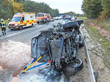 Bei einem schweren Verkehrsunfall im Kreis Bamberg wurden am Samstagnachmittag elf Personen teils lebensgef&auml;hrlich verletzt. Ein Mensch starb. Die B505 war im Bereich der Unfallstelle bis 21.35 Uhr gesperrt. Foto: News5 / Merzbach