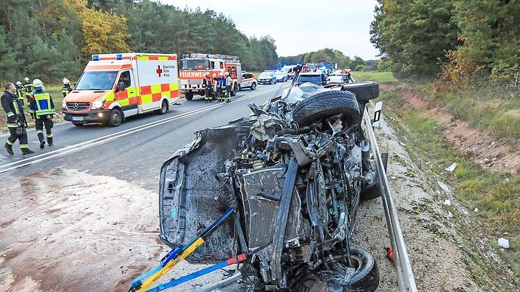 Bei einem schweren Verkehrsunfall im Kreis Bamberg wurden am Samstagnachmittag elf Personen teils lebensgef&auml;hrlich verletzt. Ein Mensch starb. Die B505 war im Bereich der Unfallstelle bis 21.35 Uhr gesperrt. Foto: News5 / Merzbach