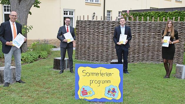 Landrat Christian Meißner (von links), Stefan Schneyer von der Sparkasse Coburg-Lichtenfels, Stefan Hahn, Leiter des Sachgebiets Jugend und Familie am Landratsamt, und Kathrin Bullmann, Leiterin der Abteilung Soziales, Jugend und Familie freuen sich über das abwechslungsreiche Angebot des Sommerferienprogramms.  Foto: Landratsamt Lichtenfels / Heidi Bauer