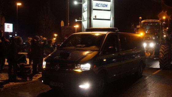 Von der Brose-Arena bis zur Langen Straße standen viele Zuschauer am Weg und winkten dem Bulldog-Tross zu. Foto: Joseph Beck
