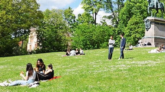 Unter dem Reiterdenkmal im Hofgarten haben es sich viele Coburger - mit vorbildlichem Abstand zueinander - auf Picknickdecken gemütlich gemacht.
