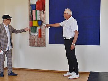 Thomas Pfarr (links) eröffnete die Ausstellung im uralten Gebäude. Foto: Friedrich