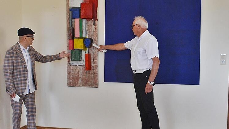 Thomas Pfarr (links) eröffnete die Ausstellung im uralten Gebäude. Foto: Friedrich