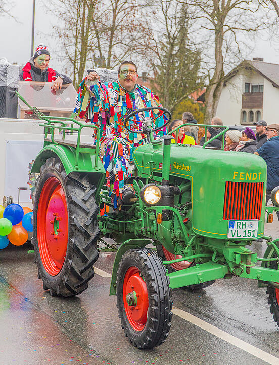 Buntes Faschingstreiben begeistert groß und klein.