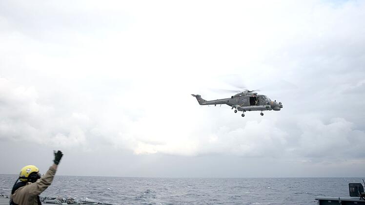 Im Dezember 2024 ist der Generalinspekteur im Südlibanon und in Israel mit Bundeswehrsoldaten auf der Fregatte Hamburg unterwegs.