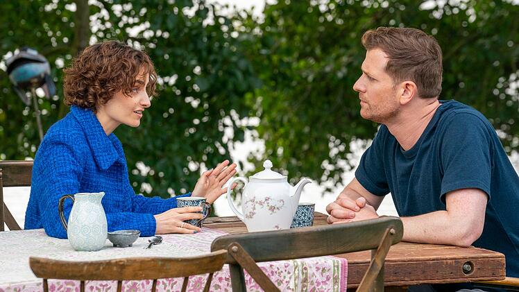 Kindergärtnerin Leonie (Jasmina Al Zihari) erzählt Paul (Christoph Schechinger) unglaubliche Dinger über ihren Partner - Pauls Jugendfreund Aljoscha.