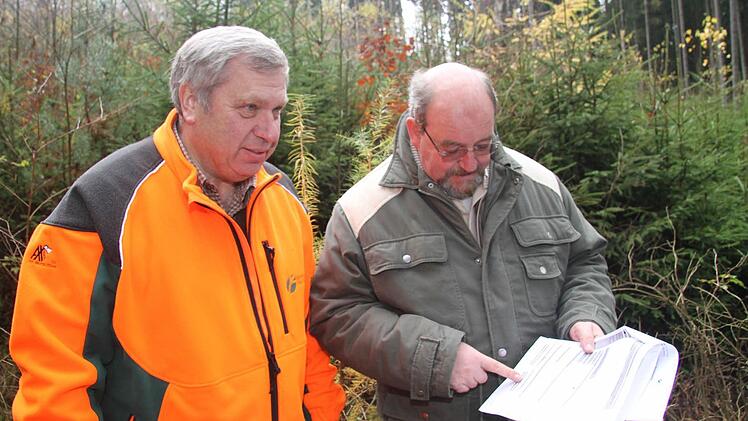 Auch bei der Dokumentation der Waldeinsätze ist Horst Gleißner genau: Die Unterschrift der Waldarbeiter bestätigt, welche Arbeiten genau ausgeführt werden sollten - und sogar die Rettungskette muss im Vorfeld ausgearbeitet werden.