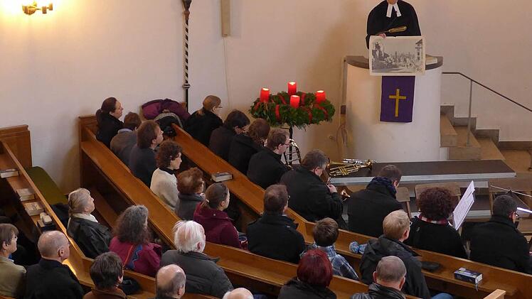 Pfarrer Grosser bei seiner Predigt.