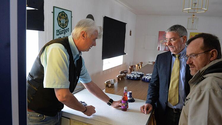 Bionade GmbH in Ostheim v.d. Rhön: Beim Werksbesuch gibt es zunächst was zu trinken. Foto: Ronald Rinklef