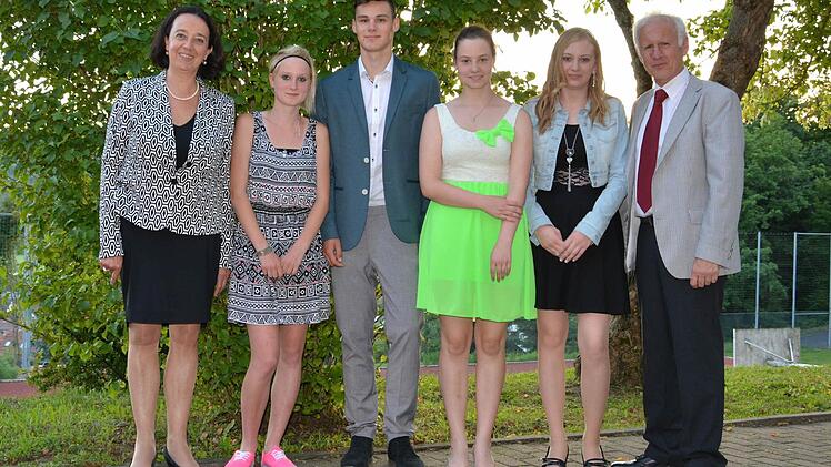 Abschied von der Mittelschule Bad Bocklet: Unser Bild zeigt (von links) Rektorin Ursula Plohnke, Melissa Witzke, Julian Schlereth, Pauline Brunner, Ellen Schultheis und Klassenlehrer Robert Hartmann. Foto: kbh