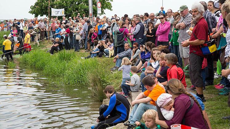 Grandiose Stimmung herrschte bei den vielen Zuschauern schon beim Start am Main in Altenkunstadt.
