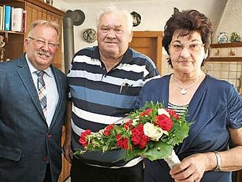 Friedrich Gleitsmann (l.) gratulierte Betti und Hans Braun zur goldenen Hochzeit. Foto: Evi Seeger