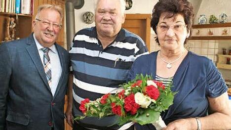 Friedrich Gleitsmann (l.) gratulierte Betti und Hans Braun zur goldenen Hochzeit. Foto: Evi Seeger