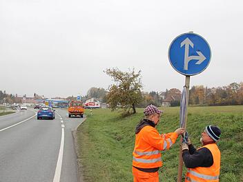 Die Schilder für die Vollsperrung in der kommenden Woche wurden bereits angebracht. Am Montag wird das Standrohr um 90 Grad nach rechts gedreht. Dann ist das Rechtsabbiegen für eine Woche nicht mehr möglich.  Fotos: Friedwald Schedel