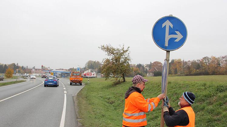 Die Schilder für die Vollsperrung in der kommenden Woche wurden bereits angebracht. Am Montag wird das Standrohr um 90 Grad nach rechts gedreht. Dann ist das Rechtsabbiegen für eine Woche nicht mehr möglich.  Fotos: Friedwald Schedel